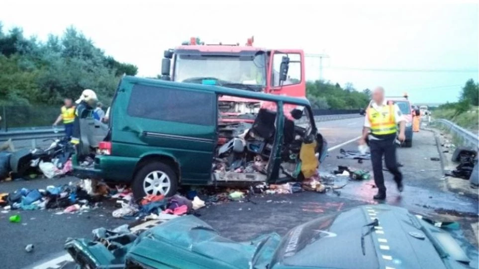 Βίντεο σοκ: Καρέ καρέ η σύγκρουση minibus με φορτηγό – Το μετέδιδε live στο Facebook ο οδηγός!